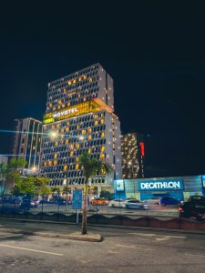 Nuit view de Abidjan, Côte d'Ivoire, highlighting le Novotel et Decathlon à le heart de le Plateau.