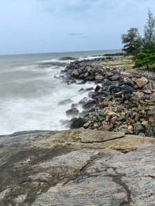 Soothing view de le rocheux côte de San Pedro, à le southwest de Côte d'Ivoire.