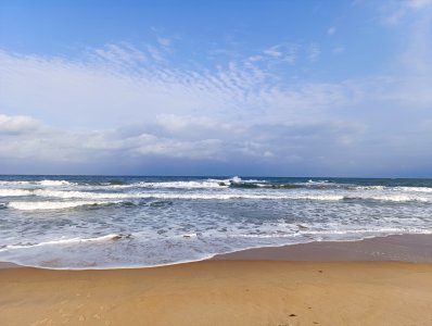 Paisible view de un Côte d'Ivoire plage bathed par le vagues de le Atlantic océan.