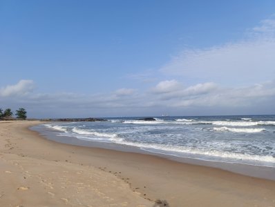 Stunning view de un Côte d'Ivoire plage bathed par le Atlantic océan. doré sable et vagues follow one another sous un clear ciel bleu.