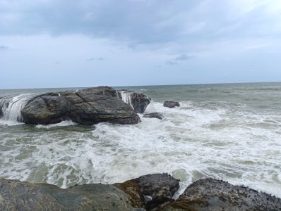 Spectacular photograph de vagues déferlant sur le rochers de le Atlantic côte à San Pedro, Côte d'Ivoire.