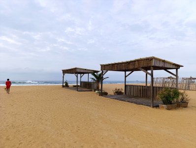 Soothing view de Fresco plage, Côte d'Ivoire, avec its wooden en chaume paillotes et doré sable face à le Atlantic océan.