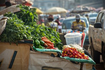 Coloré photo de un africain marché à Cameroun, showcasing fresh légumes manioc feuilles, piments, carottes et piments.