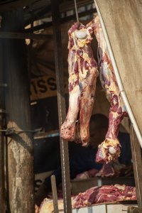 Documentary photograph de un traditionnel boucherie shop à Côte d'Ivoire. Fresh meat suspendu depuis hooks, typical de africain markets.