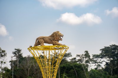 Photograph de le famous lion, Cameroun. This monumental statue, placed sur un yellow metal structure, symbolizes le strength, royalty et pride de le camerounais people.