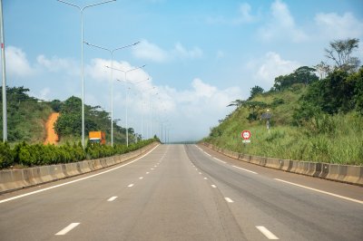 Yaoundé Highway – moderne road through le hills de Cameroun