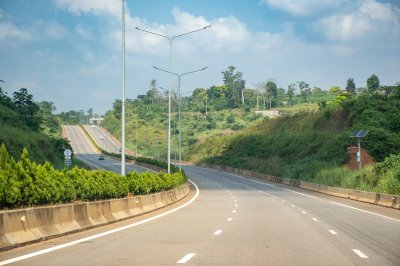 Highway linking Yaoundé vers Nsimalen International Airport, Cameroun. un moderne et smooth road winding entre vert hills.