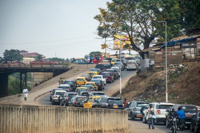 Circulation jam à Yaoundé, Cameroun. Yellow taxis, motorcycles, et cars mingle sur un animé road.