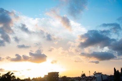 Coucher de soleil. le coloré nuages are adorned avec doré et blue reflections, illuminating le ivoirien urban skyline.