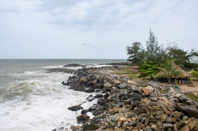 San Pedro coastline, Côte d'Ivoire. vagues depuis le Atlantic océan crash sur le coastal rochers.