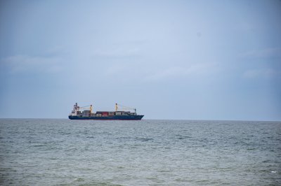 Un merchant navire off le côte de Abidjan, naviguant peacefully sur le waters de le Atlantic océan