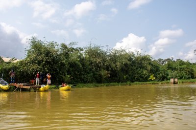 Kayak excursion sur un paisible body de water, bordered par luxuriant vegetation.