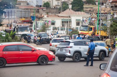 Un realistic photograph de circulation à Yaoundé, le capital de Cameroun. entre cars, moto taxis, et circulation officers,