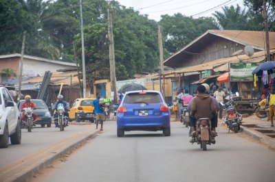 Un animé rue à Yaoundé, Cameroun. Amidst circulation, rue vendors, et moto taxis.
