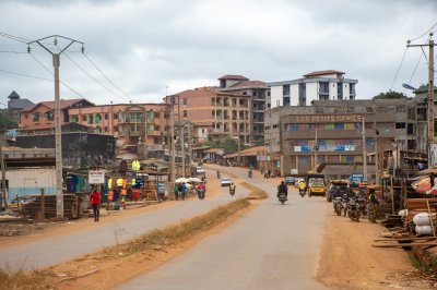 Un typical rue à Yaoundé, le capital de Cameroun. You'll see moto taxis, pedestrians, shops, et bâtiments sous construction.