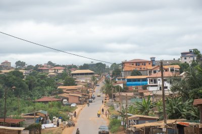 Panoramic photograph de un residential neighborhood à Yaoundé, Cameroun. Houses avec coloré roofs blend into le tropical vegetation.