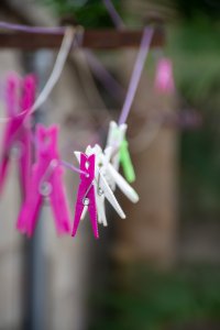 Pinces à linge suspendu depuis un fil