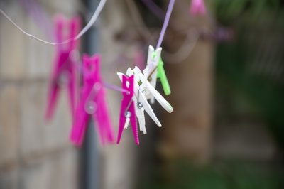 Coloré pinces à linge suspendu depuis un fil