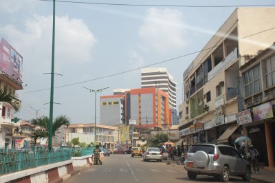 Urban photograph de Yaoundé, le capital de Cameroun, showing un animé rue lined avec old et moderne bâtiments
