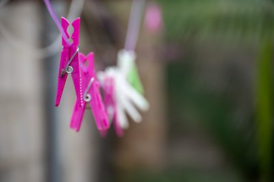 Artistic photograph de pinces à linge suspendu depuis un fil