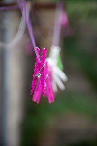 Coloré pinces à linge suspendu depuis un ficelle.