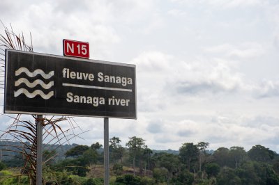 Road panneau indiquant le Sanaga rivière sur National Route N15 à Cameroun.