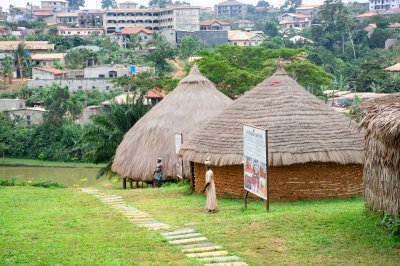 Traditionnel earth et chaume paillotes à Cameroun, representing africain architectural et cultural heritage.