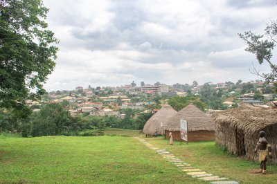 Panoramic photograph capturing traditionnel africain mud paillotes et moderne bâtiments à le background, symbolizing le coexistence de tradition et modernity à Cameroun.