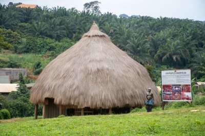 Photograph de un traditionnel Grassfields people's paillote à Cameroun