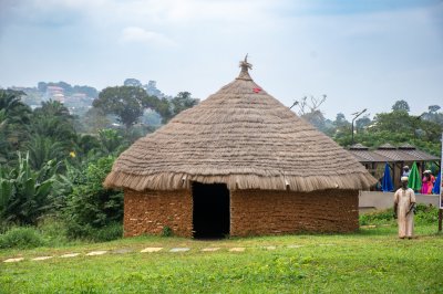 Traditionnel en terre cuite paillote avec un en chaume roof, typical de camerounais rural heritage.