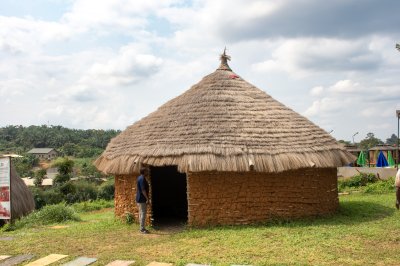Traditionnel red earth house avec en chaume roof à Cameroun. Authentic representation de africain architectural heritage et rural life à Afrique centrale.
