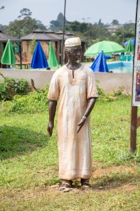 Traditionnel camerounais statue depicting un homme à local dress, displayed à un cultural space.