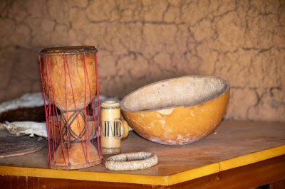Photograph de traditionnel camerounais handicrafts - calebasse, tam-tam, bracelet et wooden container.