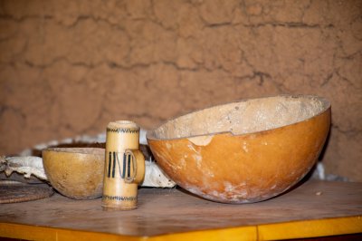Un collecte de gourds et un camerounais artisanal container, placed sur un wooden table.