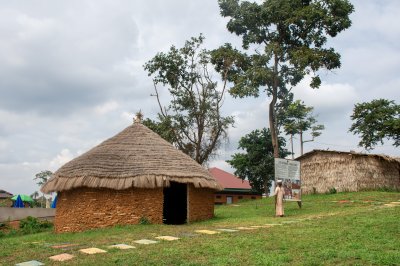 Traditionnel village à Cameroun, avec earthen et en chaume paillotes typical de le Grassfields.