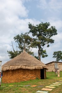 Photograph de un en terre cuite paillote avec un en chaume roof à Cameroun, un testament vers le architectural heritage de le Grassfields.