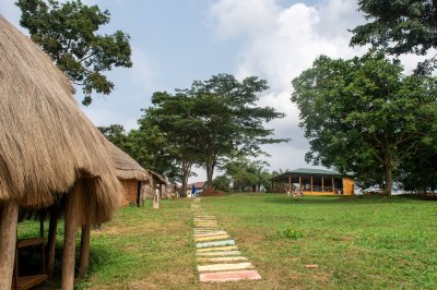 View de un chemin menant vers traditionnel paillotes à Cameroun.