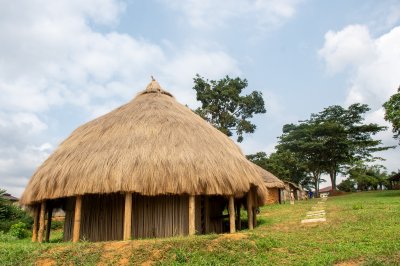 Large en chaume-roofed paillote, emblematic de traditionnel chiefdoms à Cameroun.