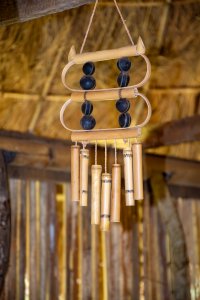 Carillon en bambou suspendu dans une case traditionnelle.