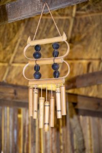 Artisanal bambou carillon made à Cameroun. un poetic object linking music, craftsmanship et africain ecology.