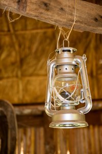 Lampe tempête suspendu à un africain paillote, recalling le paisible evenings de rural Cameroun, where light is born depuis oil et silence.