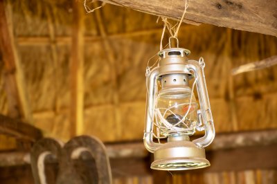 Lampe tempête suspendu à un africain paillote