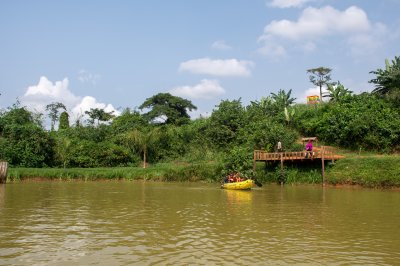 Paisible lac à le heart de un village à Cameroun.