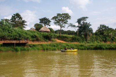 Traditionnel camerounais lac – Reflections et nature de africain villages