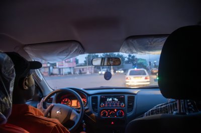 Un animé urban scene photographed depuis inside un taxi à Yaounde