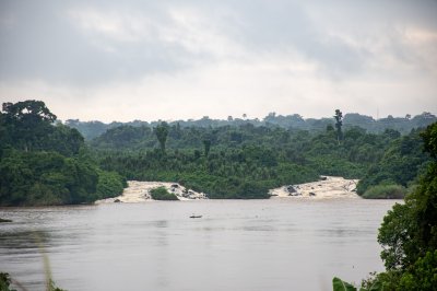 Le Sanaga rivière, le longest à Cameroun, flows through verdant landscapes.