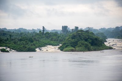 Vue aérienne de un small, vert îlot à le middle de le Sanaga rivière, Cameroun.