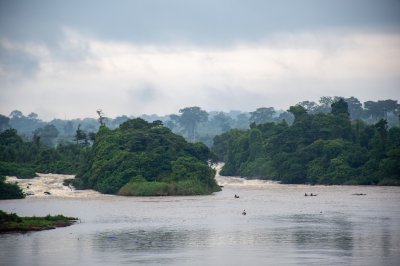 Soothing view de le Sanaga rivière stretching entre hills et greenery, capturing le natural beauty de central Cameroun.