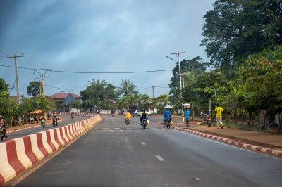 View de le pont linking le banks de le Sanaga rivière, un symbole de unity et modernization à Cameroun.
