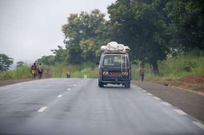 Scene de road transport sur un camerounais national road, à le heart de un vert et tropical landscape.